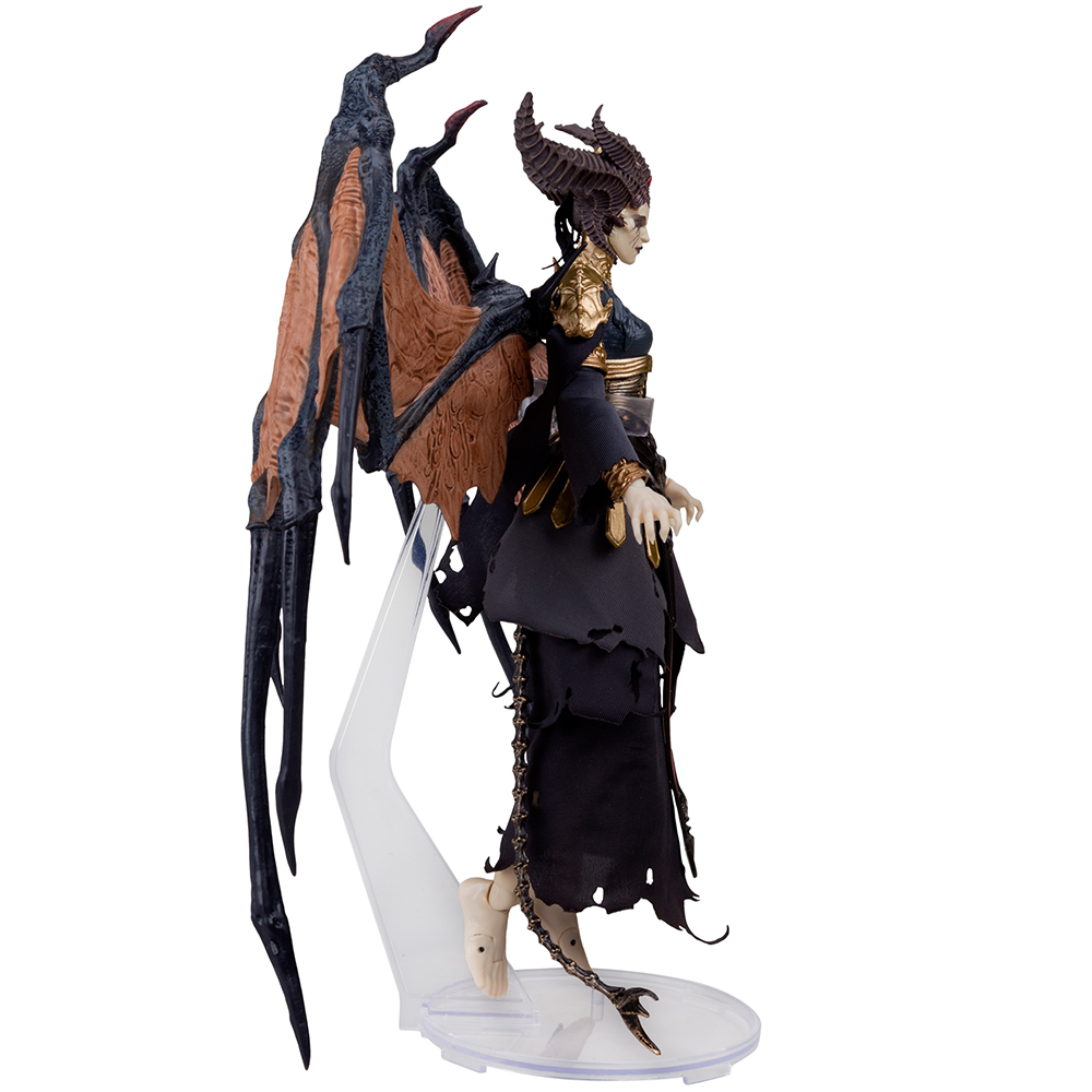 Una statuetta di una figura oscura con corna, ali e una lunga coda. Indossa un vestito nero, dettagli dorati e si trova su un supporto trasparente.