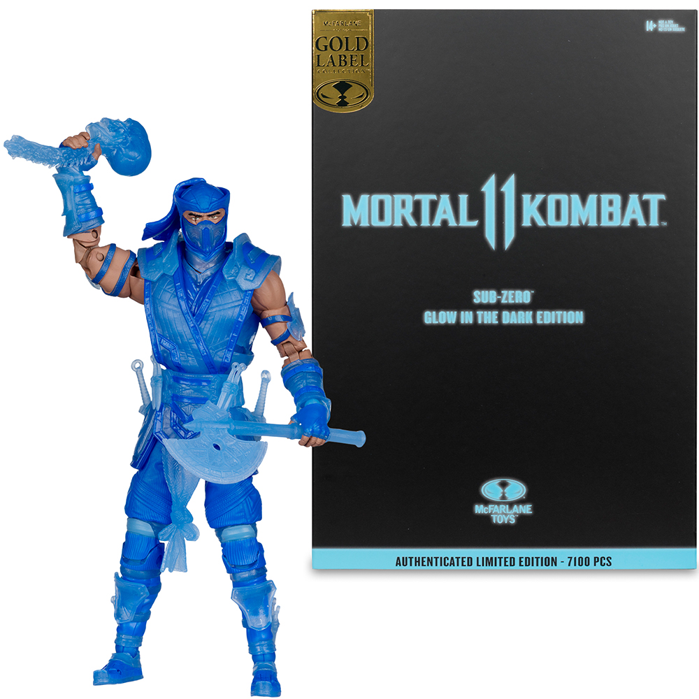 Una action figure blu di Sub-Zero di Mortal Kombat, con armi di ghiaccio. Accanto c'è una scatola nera con il logo e il testo del gioco.