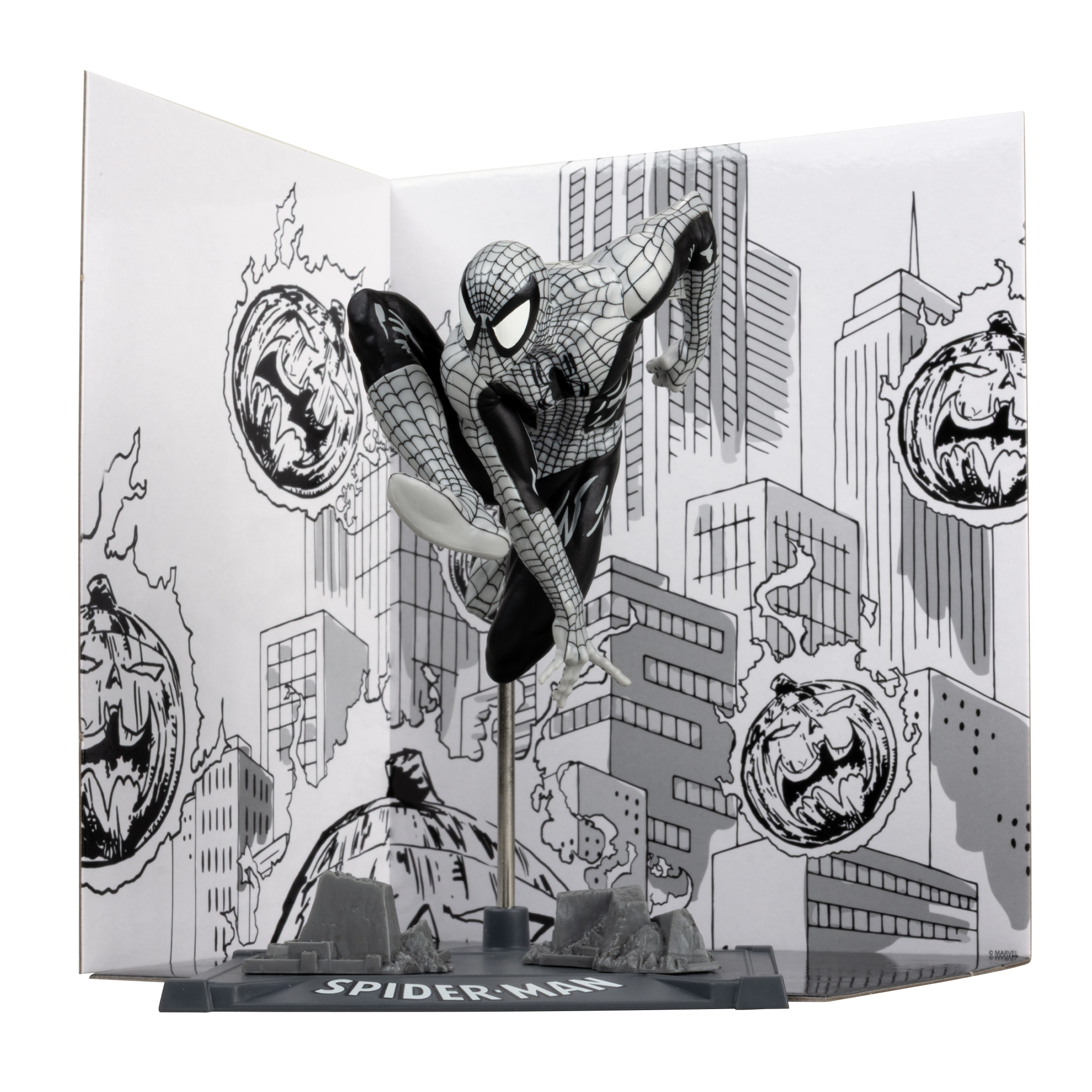 Statuina di Spider-Man a mezz'aria su un supporto, sullo sfondo di un paesaggio urbano con bombe a forma di zucca. La base recita 'SPIDER-MAN'.