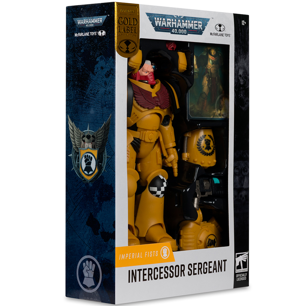 Un action figure di Intercessor Sergeant degli Imperial Fists in scatola. La figura è gialla con dettagli neri. La scatola presenta il marchio Warhammer 40.000.