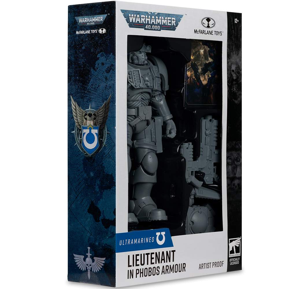 Un tenente grigio in armatura Phobos, action figure in una scatola. La scatola presenta i loghi Warhammer 40.000 e McFarlane Toys.