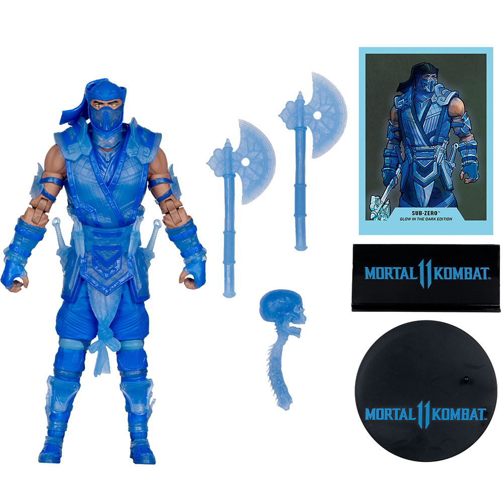 Un action figure di Sub-Zero, con asce, un teschio e un supporto. È una figura blu traslucida con accessori e un logo Mortal Kombat.
