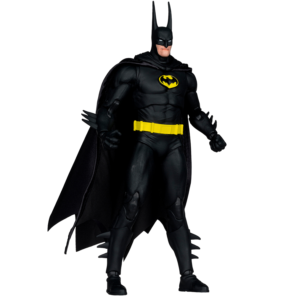 Una action figure di Batman in piedi, indossa un costume nero con cintura gialla, simbolo del pipistrello e mantello svolazzante, su sfondo bianco.