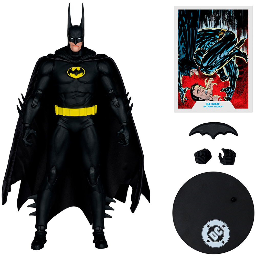 Una action figure di Batman in piedi, con mantello, cintura gialla e simbolo del pipistrello. Accessori: mani, bat-simbolo, supporto e fumetto.