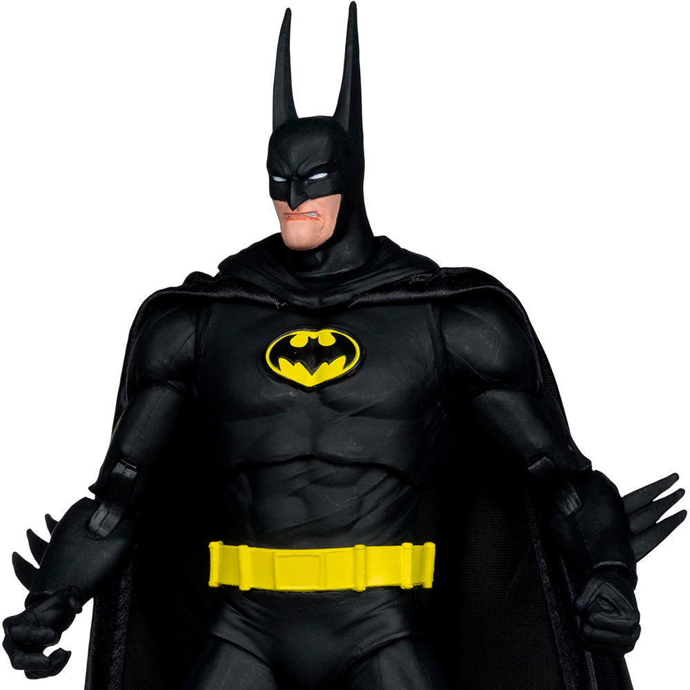 Una action figure di Batman. È nera con cintura gialla e emblema del pipistrello. La figura ha un mantello e orecchie alte.