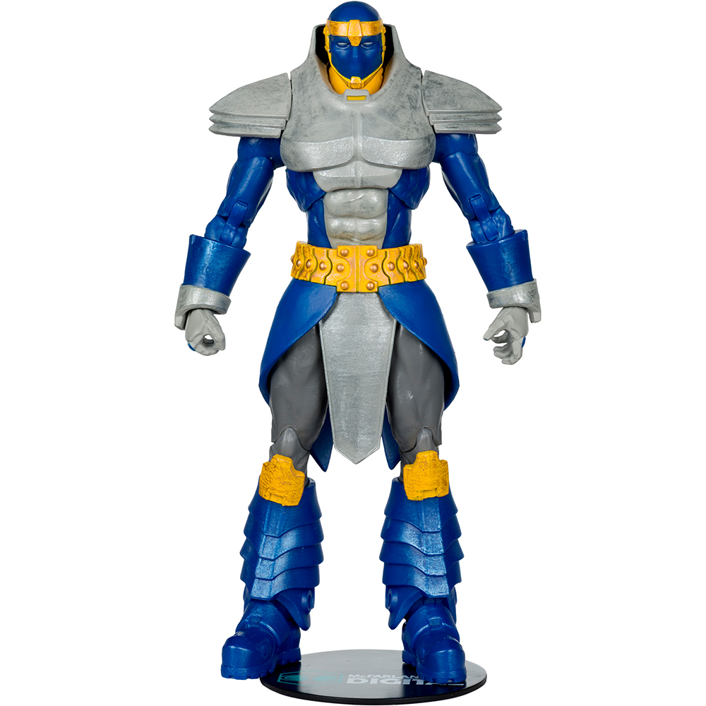 Action figure di un personaggio corazzato blu e grigio. Ha dettagli gialli e si trova su una base nera.