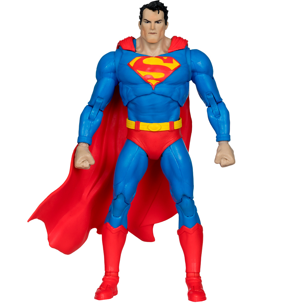 Una action figure di Superman in piedi. Indossa un abito blu, slip rossi, stivali, mantello e cintura gialla. Il logo di Superman è sul suo petto.