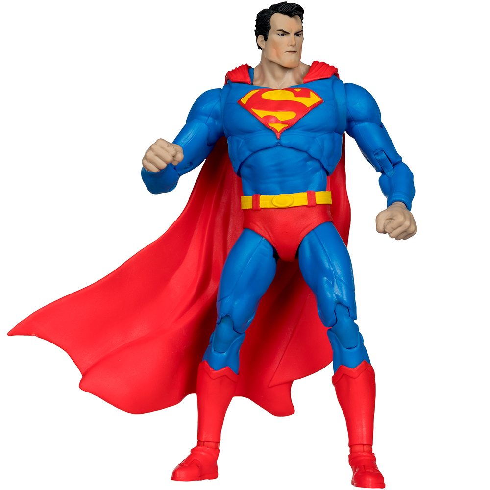 Action figure di Superman in tuta blu con mantello, pantaloncini e stivali rossi. L'emblema giallo 'S' è sul petto.