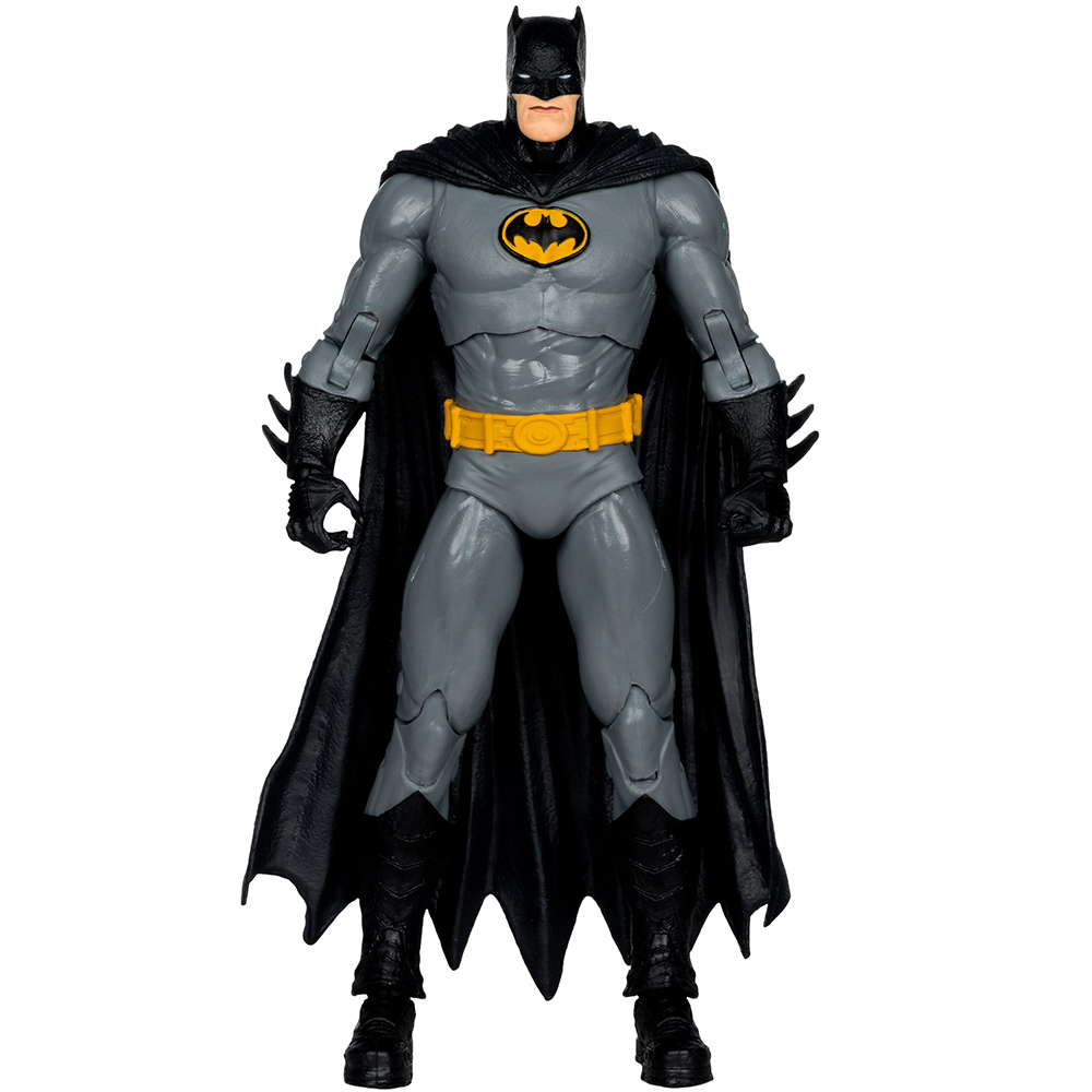 Una action figure di Batman in piedi. Indossa un abito grigio, mantello e cappuccio neri, cintura gialla e simbolo del pipistrello sul petto.