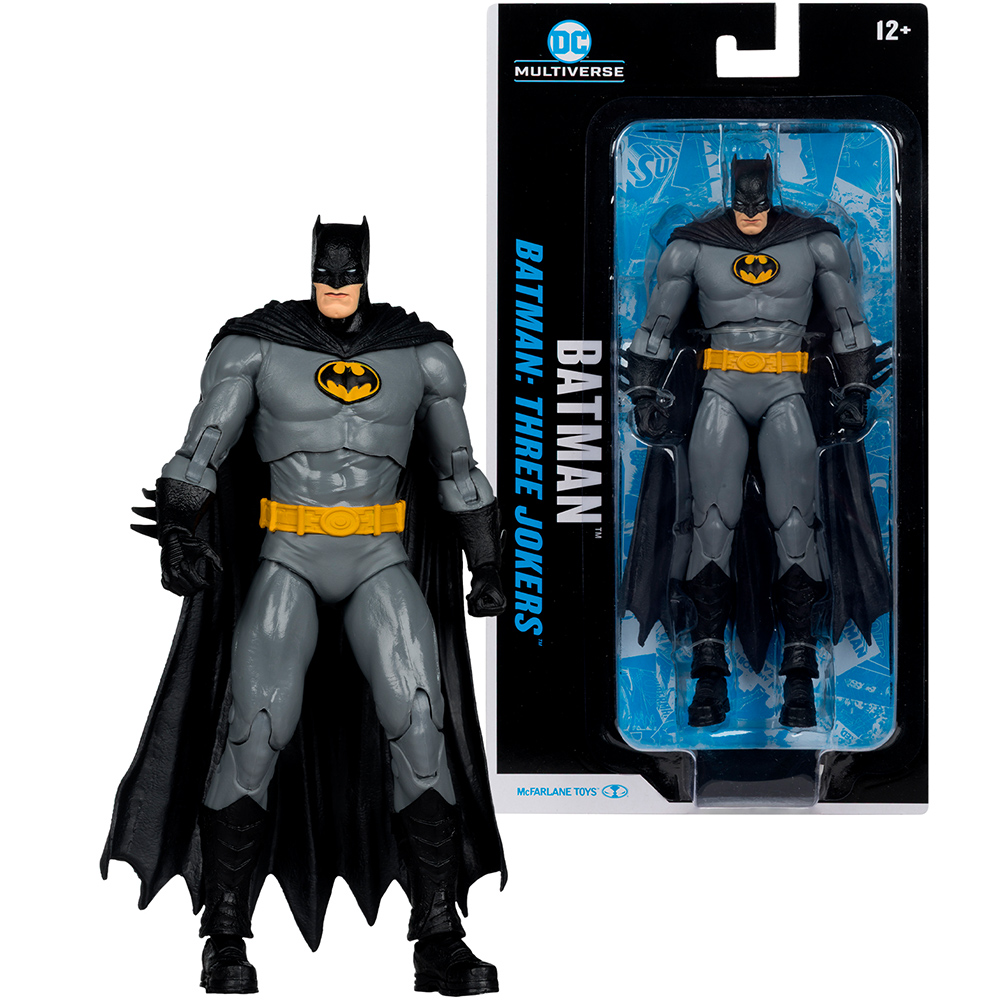 Una action figure di Batman accanto alla sua confezione. Batman indossa un abito grigio con cintura gialla e simbolo del pipistrello. Mantello nero.