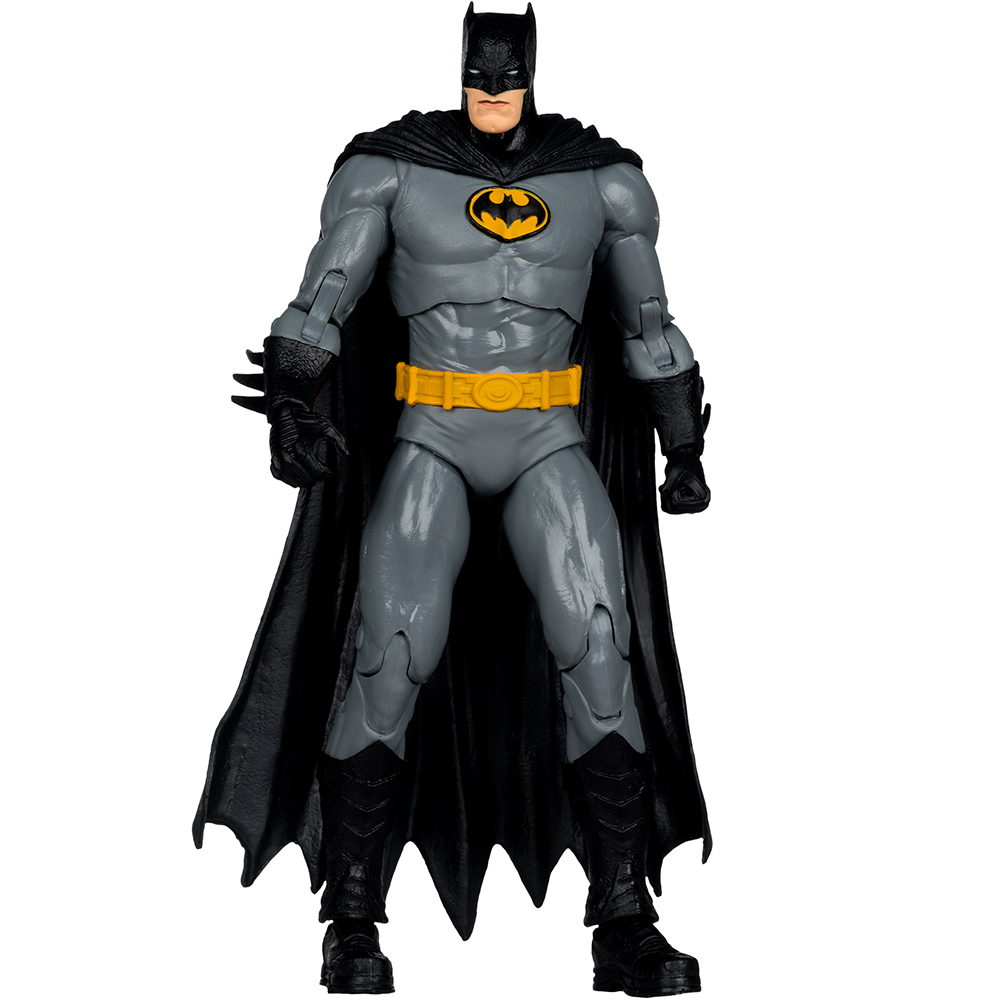 Una action figure di Batman in piedi, con un abito grigio e un mantello nero. Ha una cintura gialla e il simbolo del pipistrello. Lo sfondo è bianco.