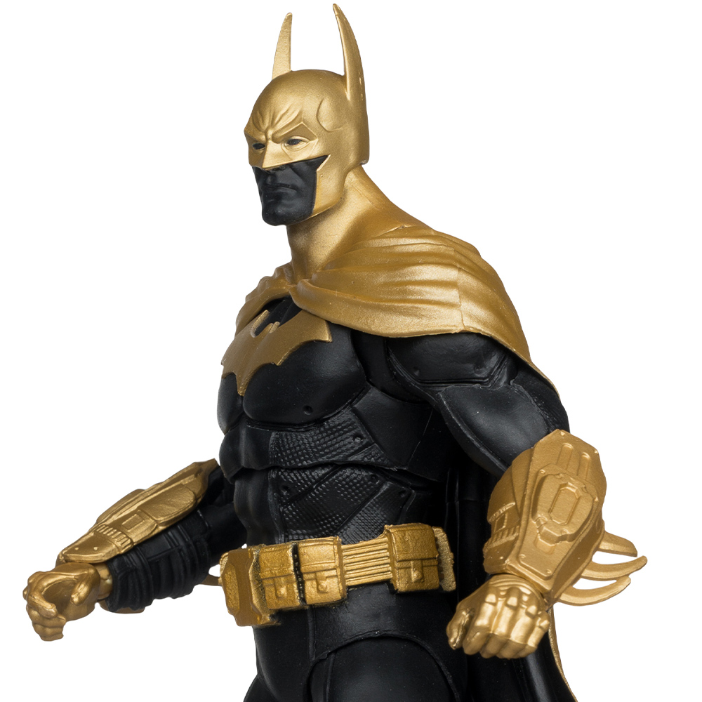 Statuetta di Batman. Elmetto e armatura dorati, abito nero. Mantello e cintura dorati. Simbolo di Batman sul petto. Isolato su sfondo bianco.