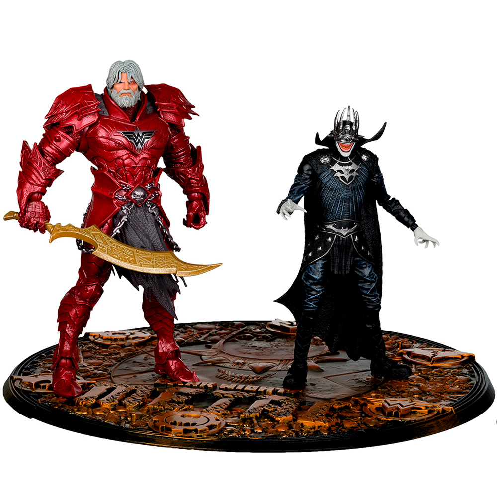 Due action figure su una piattaforma. Una è rossa, con una spada d'oro. L'altra è nera con un elmo cornuto.