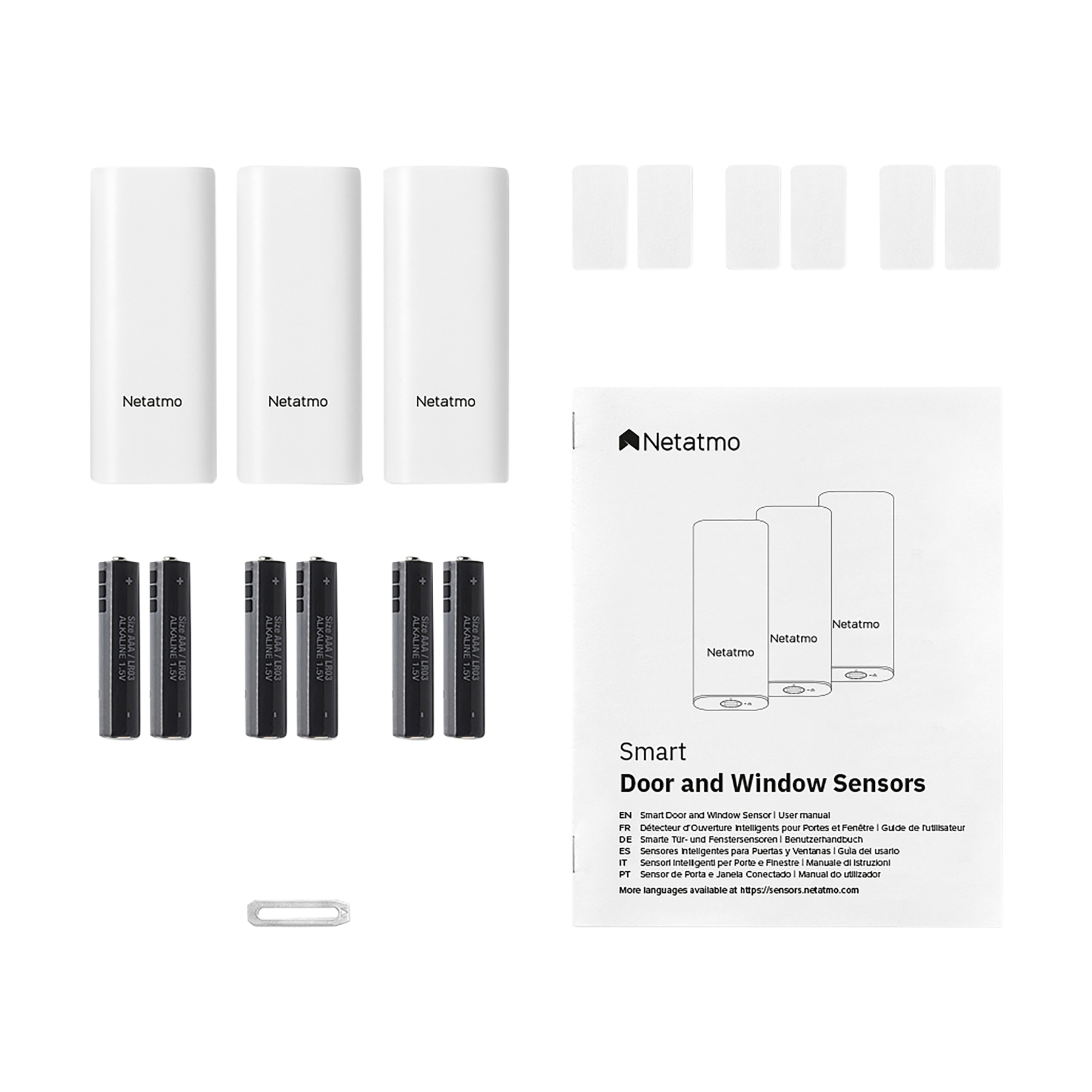 Sensori porte e finestre Netatmo, batterie e manuale su sfondo bianco.