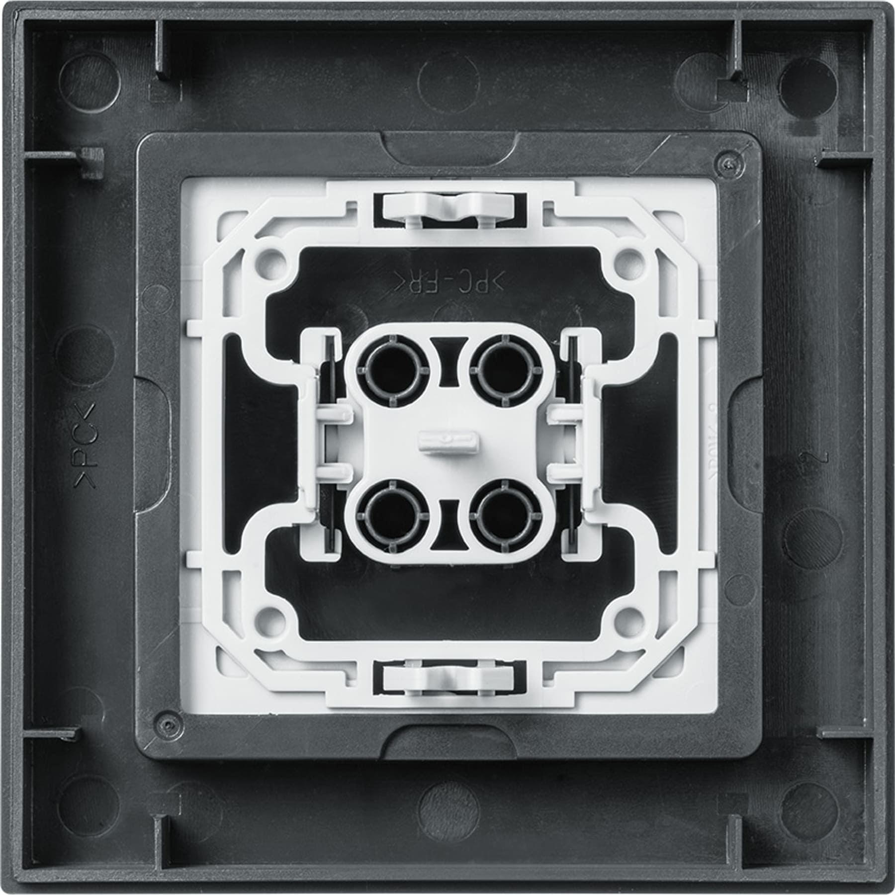 Nahaufnahme einer weißen und schwarzen elektrischen Komponente. Es hat eine quadratische Form mit einem Raster von Löchern und einem Mittelteil mit vier Löchern.