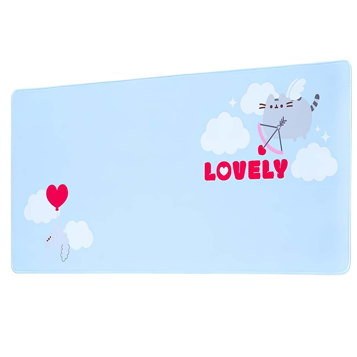 Un tappetino per scrivania azzurro con grafica a cartoni animati. Presenta un gatto grigio con ali, nuvole, cuori e la parola 'LOVELY' in rosa.