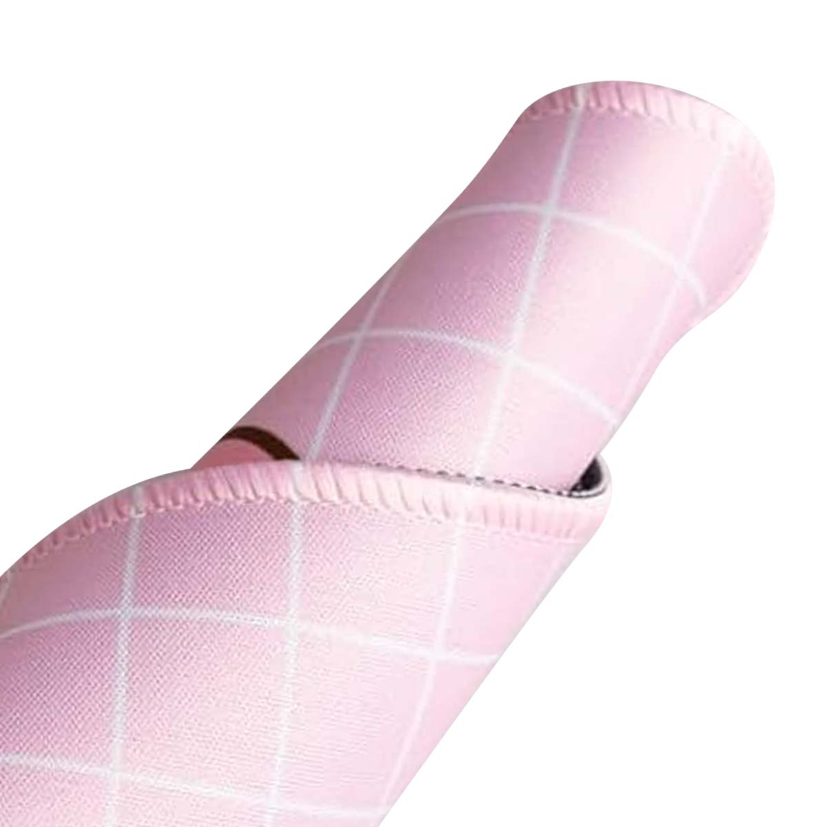 Un tappetino per mouse rosa arrotolato con un motivo a griglia bianca. I bordi sono cuciti. Lo sfondo è bianco.