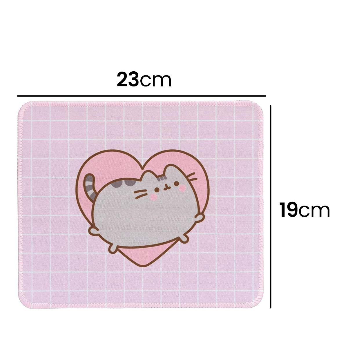 Un mousepad rosa con un gatto grigio all'interno di un cuore rosa, su sfondo a griglia rosa. Dimensioni: 23cm x 19cm.