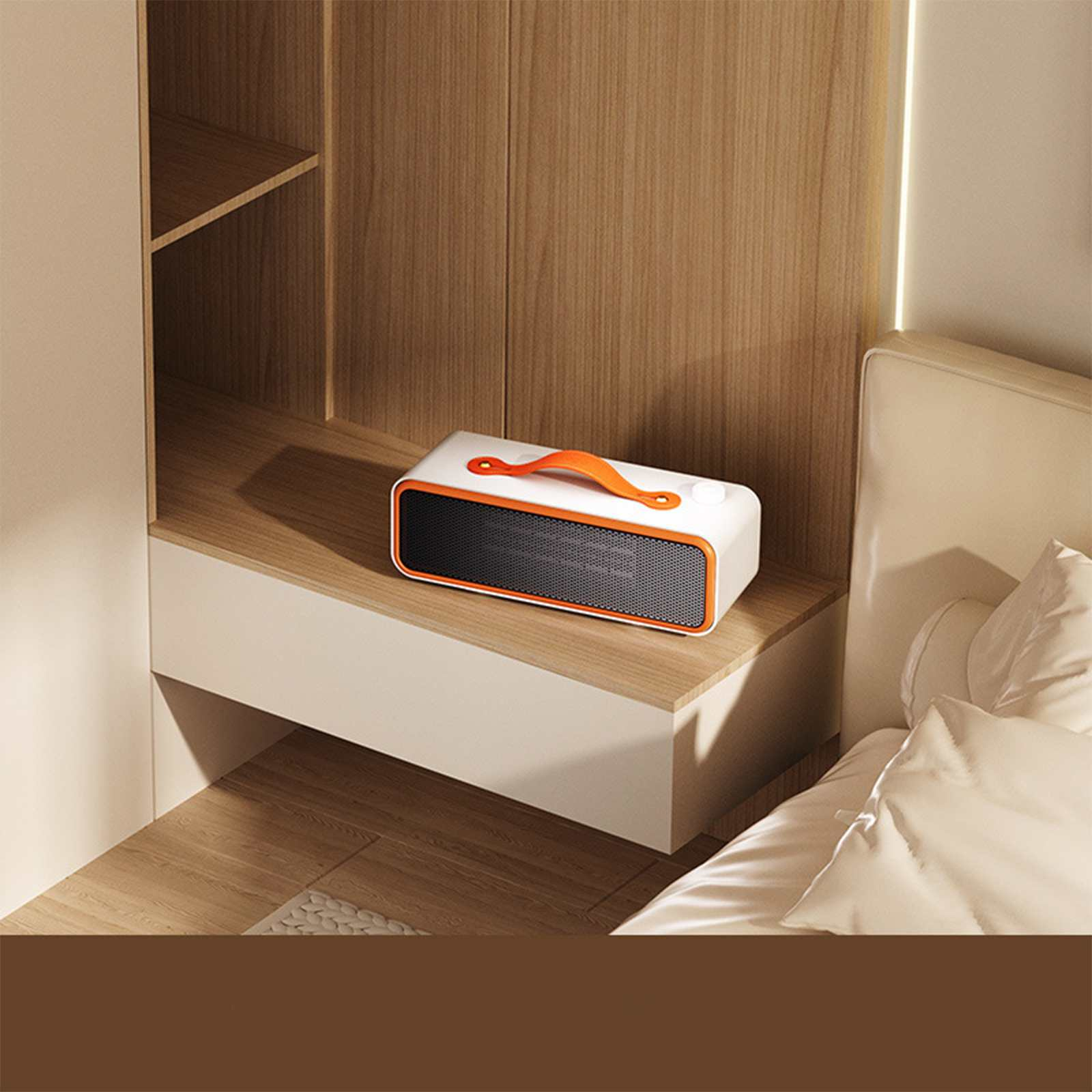 Ein weiß-oranger Elektroheizer steht auf einem Nachttisch neben einem Bett. Im Hintergrund sind Holzschränke.