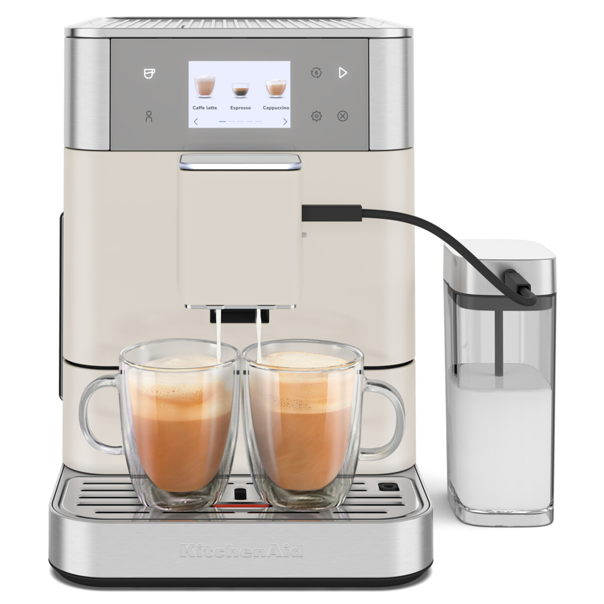 Eine cremefarbene KitchenAid-Kaffeemaschine gibt Kaffee in zwei Glasbecher aus. Daneben steht ein Milchbehälter.