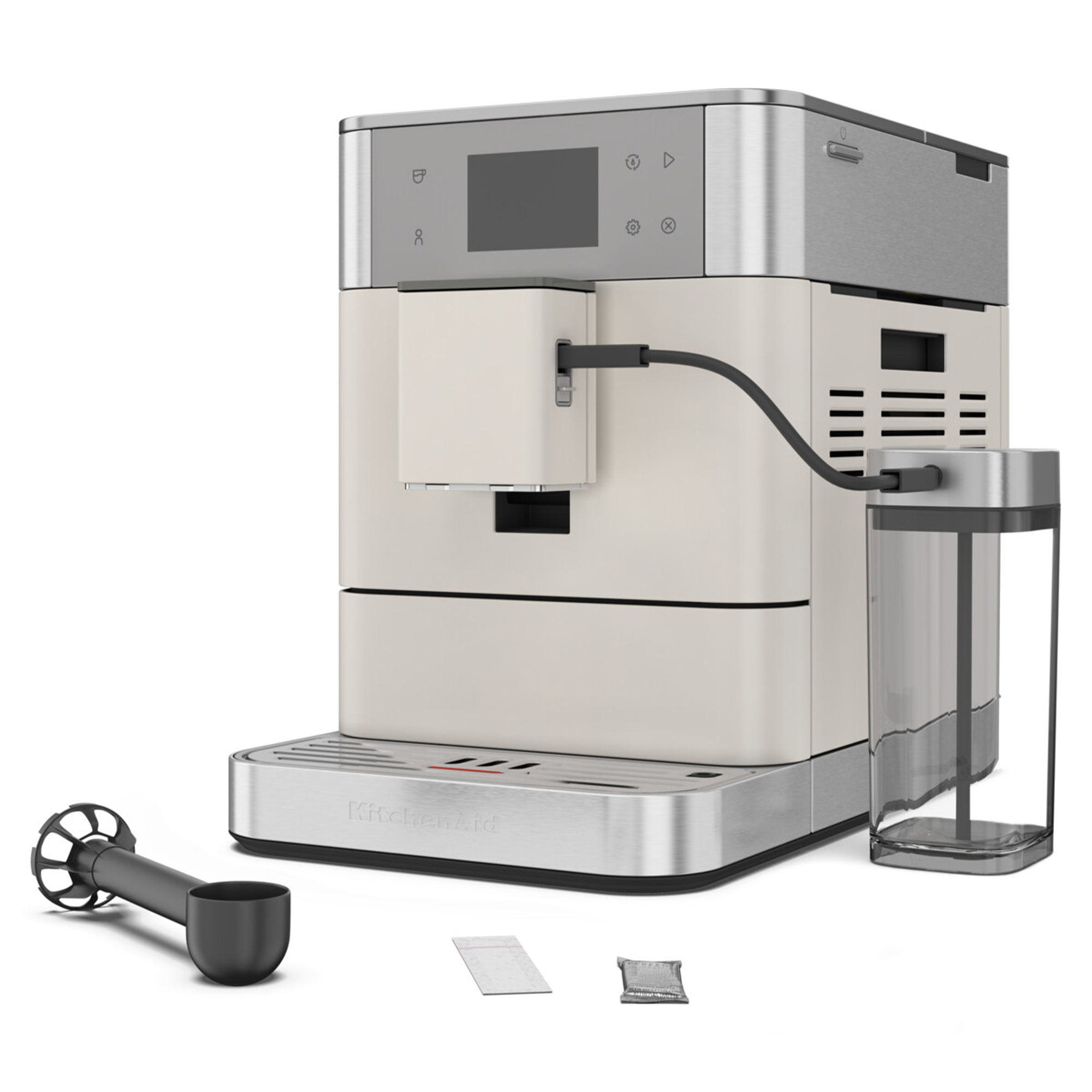 Eine KitchenAid-Kaffeemaschine, beige und silber, mit Zubehör wie einem Messlöffel und zwei Päckchen, auf weißem Untergrund.
