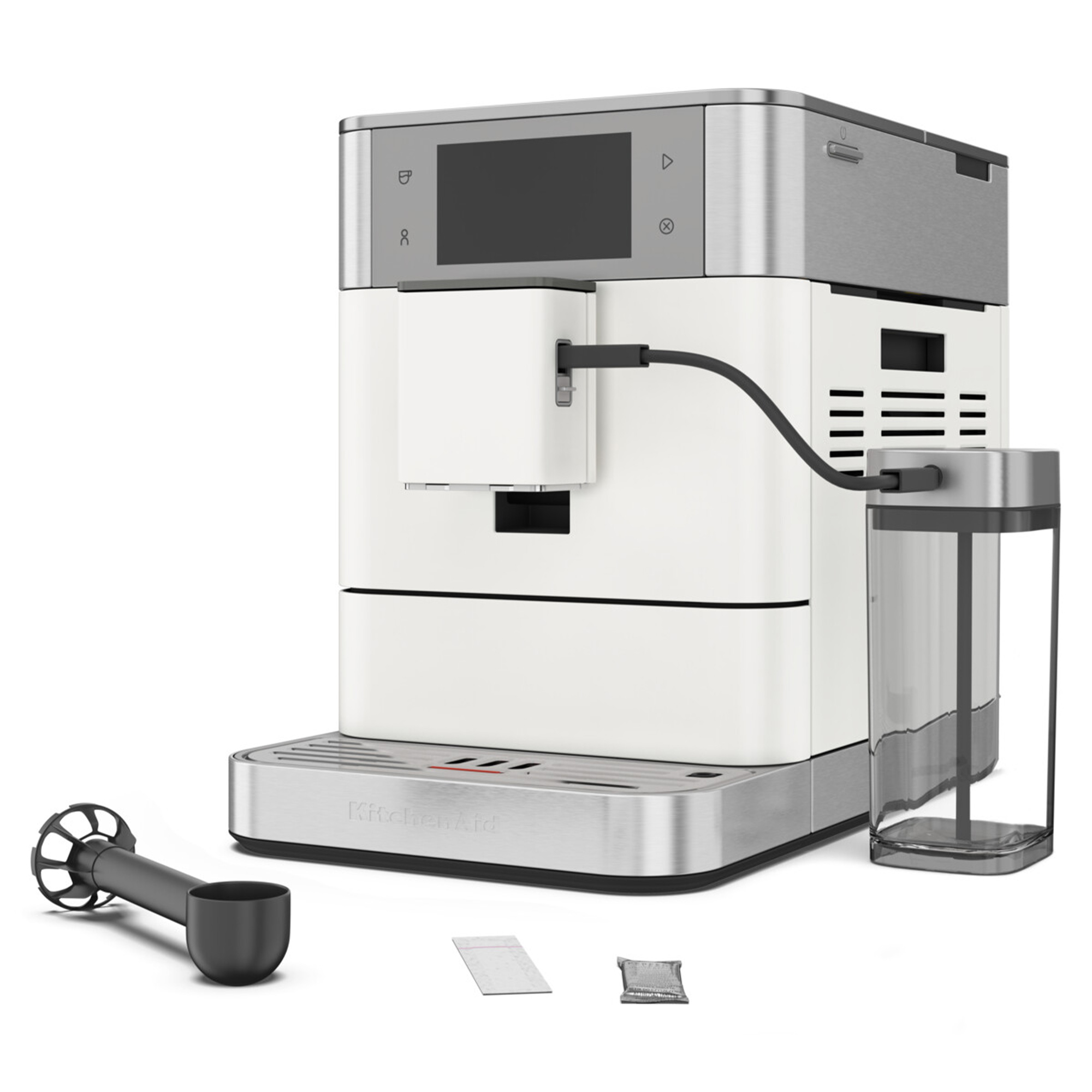 Eine weiß-silberne KitchenAid Kaffeemaschine mit Zubehör, darunter ein Messlöffel, ein Wasserbehälter und zwei kleine Päckchen.
