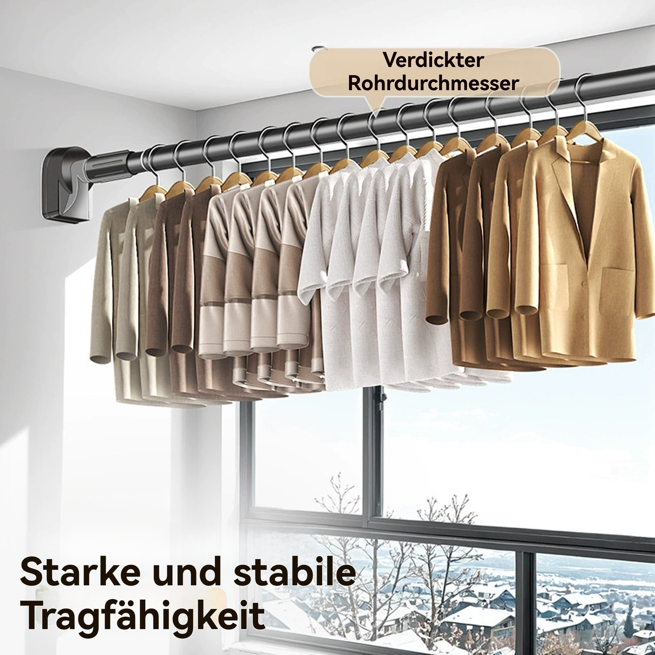 Kleidung hängt an einer Stange. Jacken, Hemden in neutralen Farben. Fenster im Hintergrund mit verschneiter Landschaft.