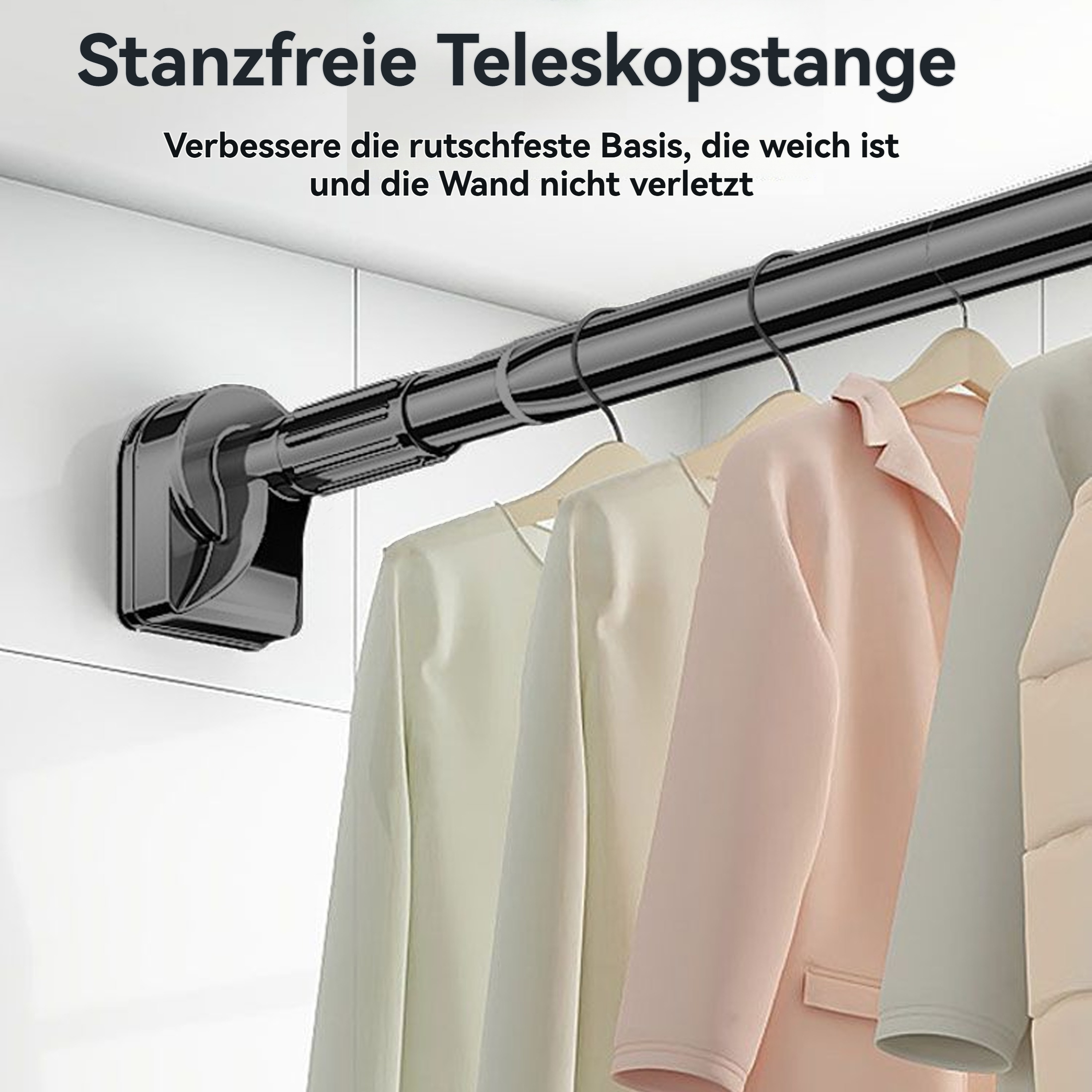 Eine schwarze Teleskopstange mit Kleidung daran. Im Hintergrund eine weiße Wand und Text auf Deutsch.