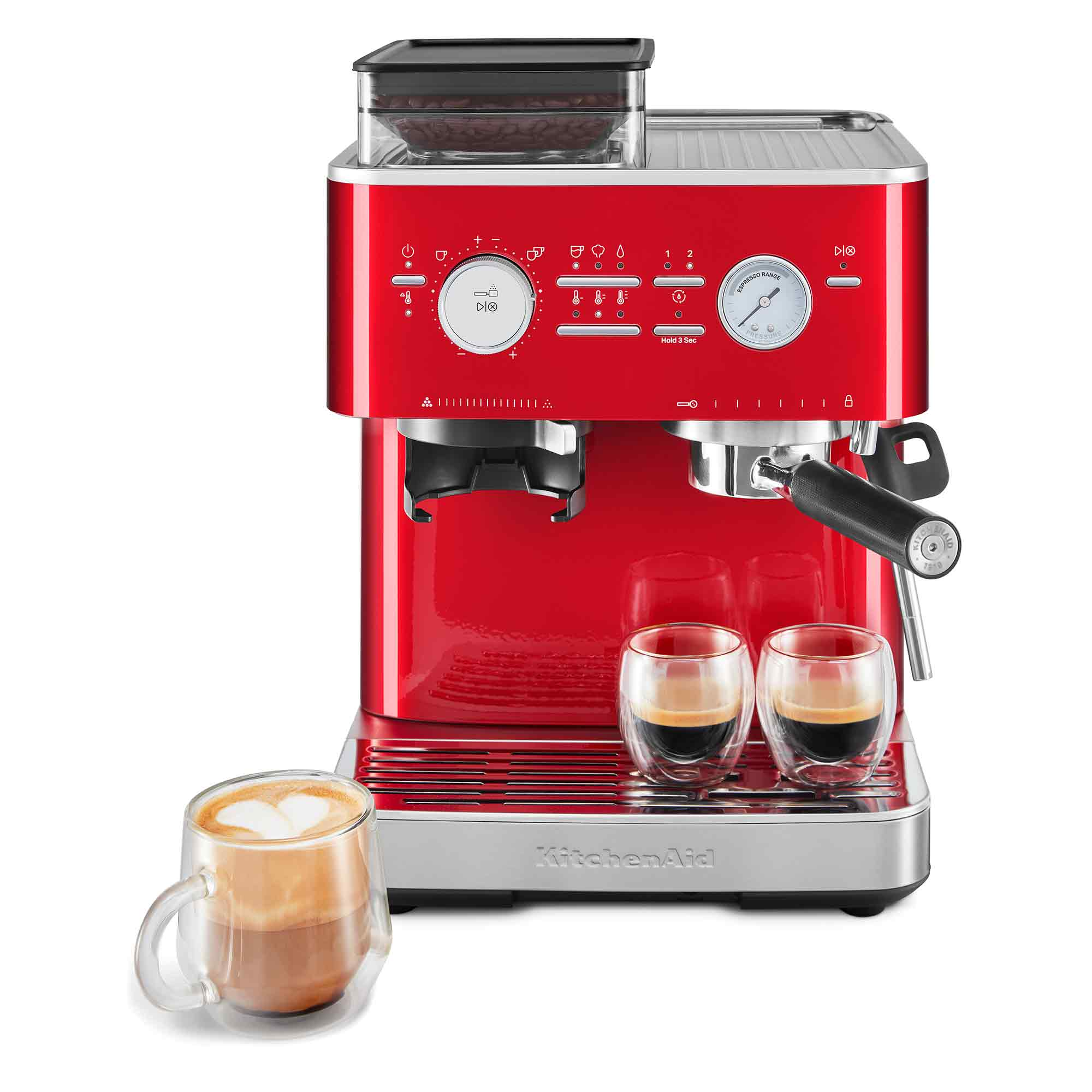 Czerwony ekspres do kawy KitchenAid z dwoma espresso i latte. Na górze są ziarna kawy.