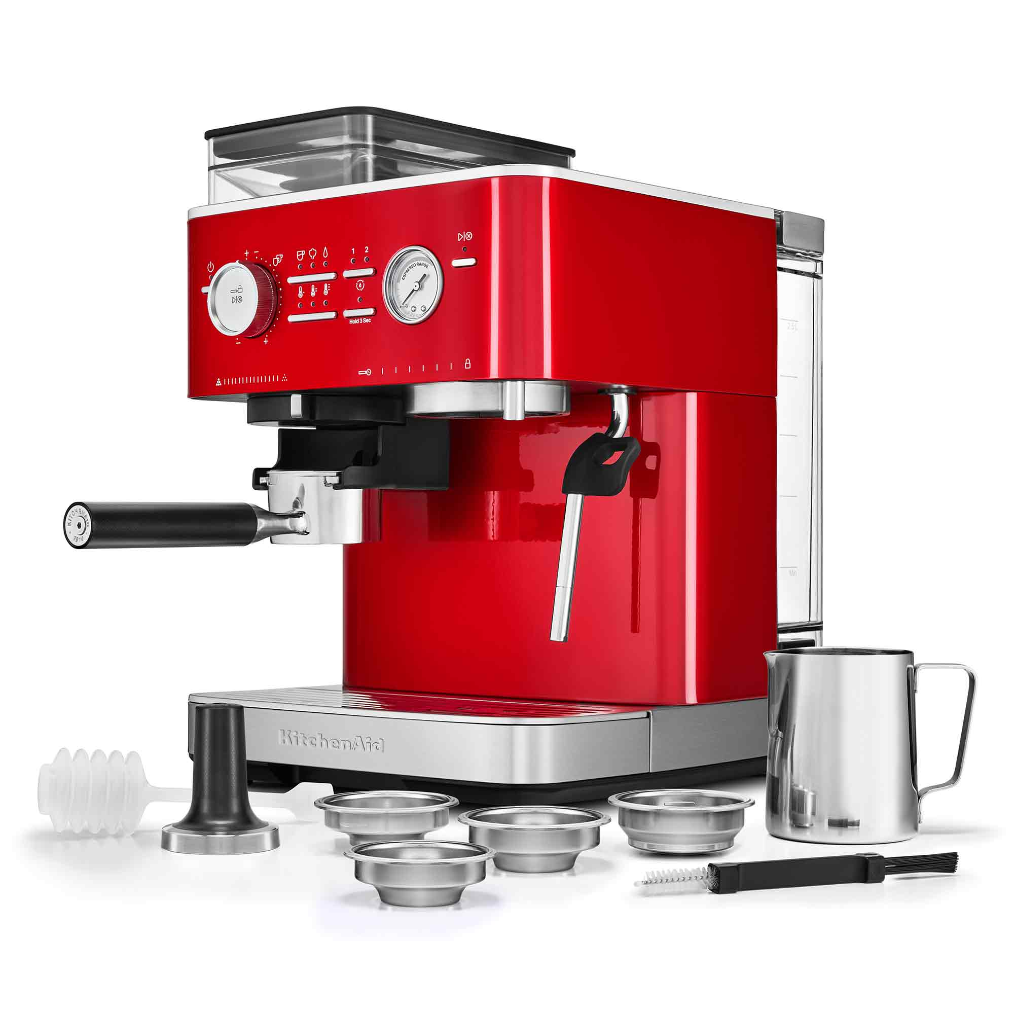 Eine rote KitchenAid-Espressomaschine mit Zubehör. Inklusive Siebträger, Aufschäumkanne und Messwerkzeugen. Weißer Hintergrund.