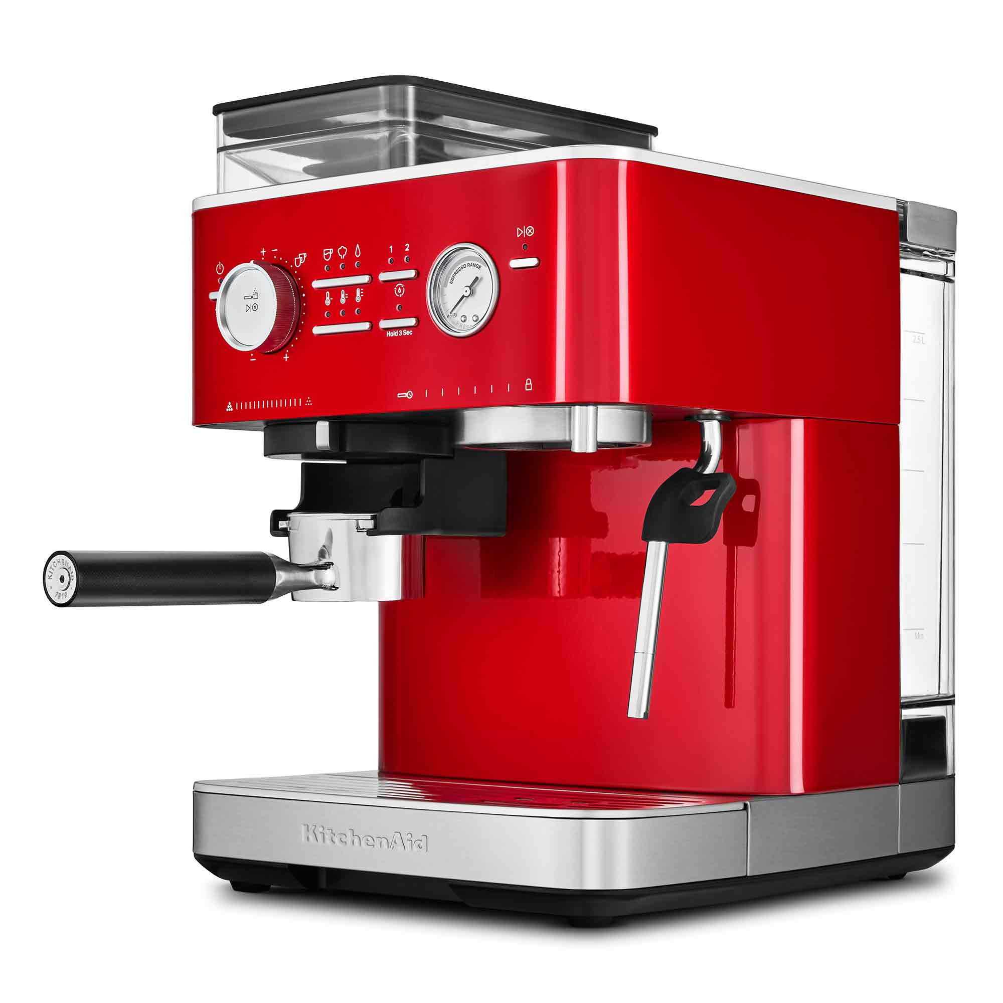 Eine rote KitchenAid Espressomaschine. Sie hat einen Siebträger, eine Dampflanze und einen Wassertank. Der Sockel ist silber.