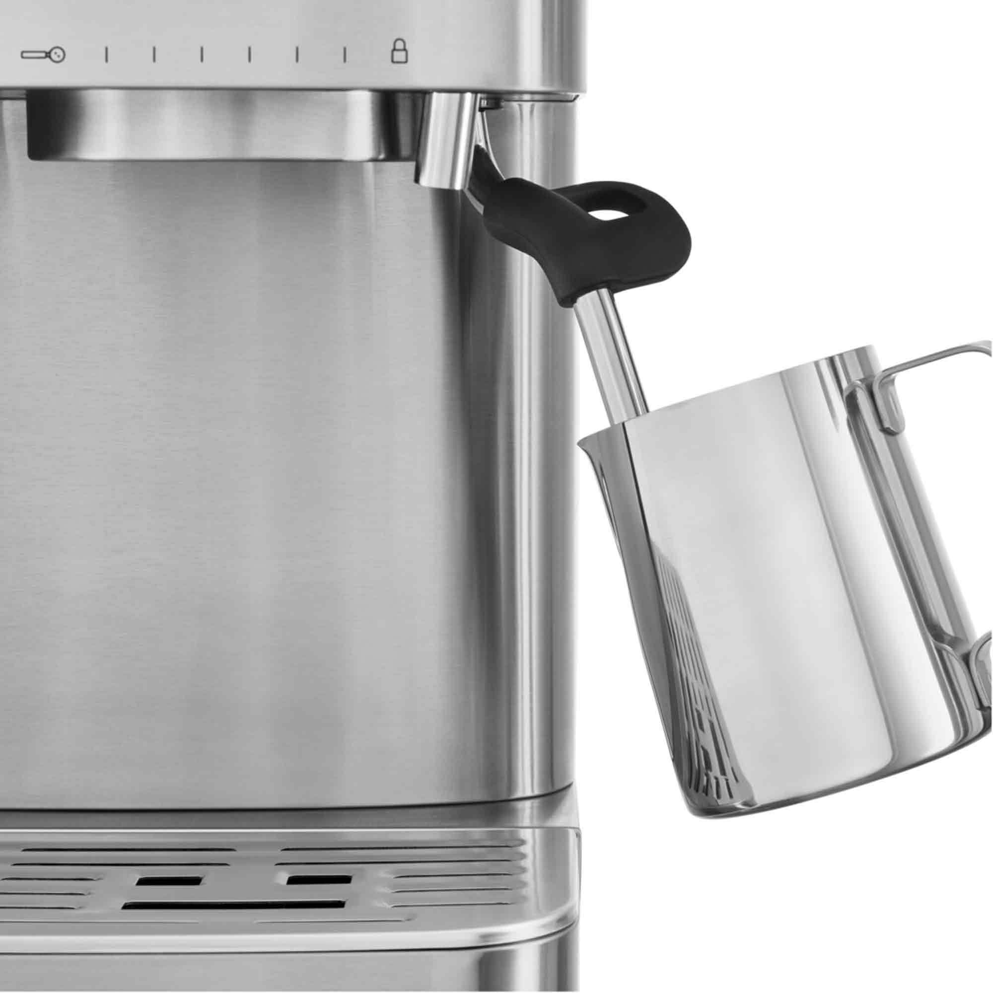 Roestvrijstalen espressomachine met een zwarte opschuimstaaf en een metalen kan. Het ontwerp is modern.