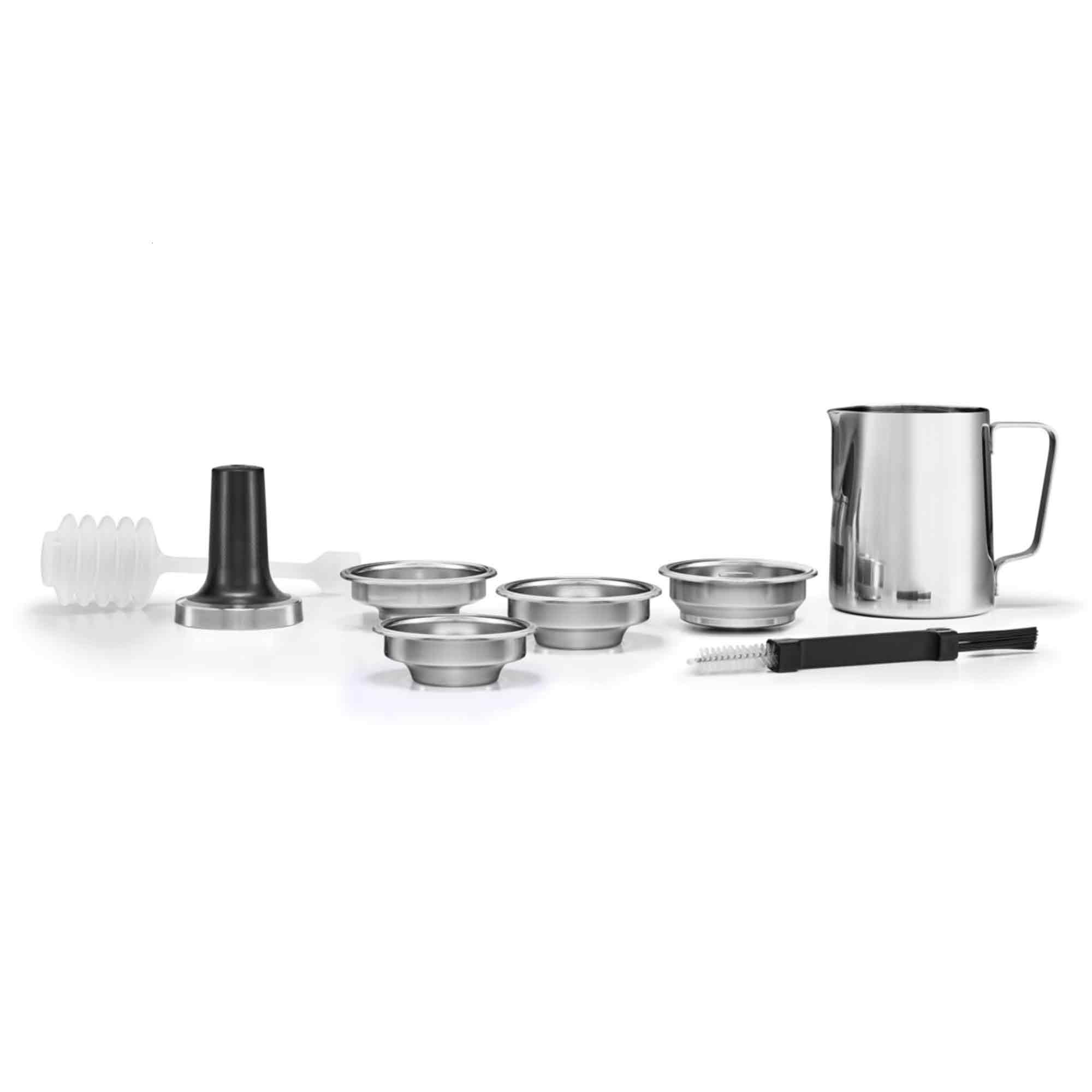 Diverse espresso-machine accessoires van roestvrij staal op wit, waaronder filterdrager mandjes, tamper, melkkan en schoonmaakborstel.