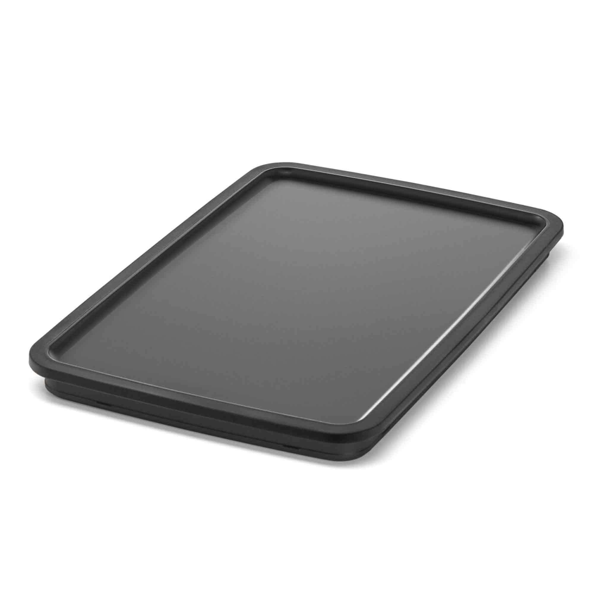 Een rechthoekige, donkergrijze bakplaat is geïsoleerd op een witte achtergrond. Het heeft een opstaande rand en een plat oppervlak.