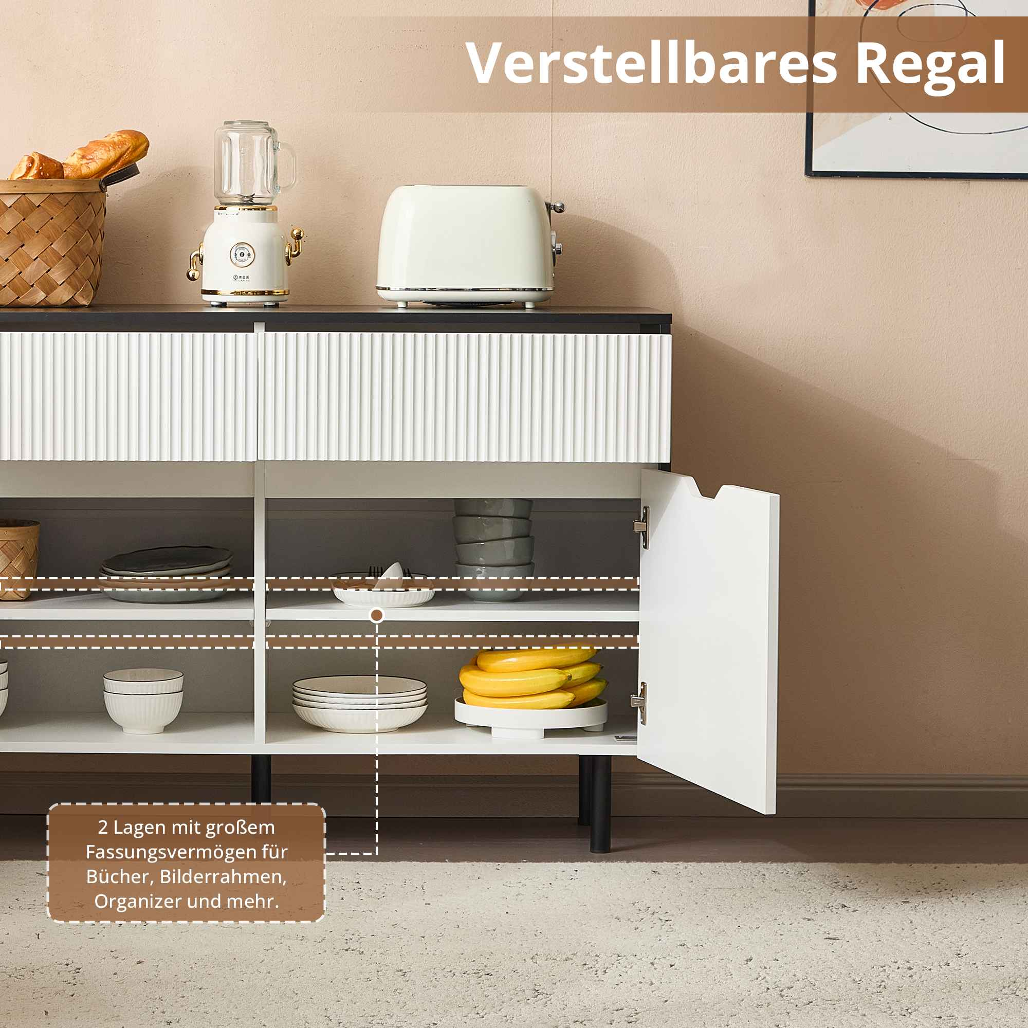 Ein weißer Schrank mit offener Tür. Er hat Regale mit Tellern und Bananen. Ein Toaster und ein Mixer stehen oben.