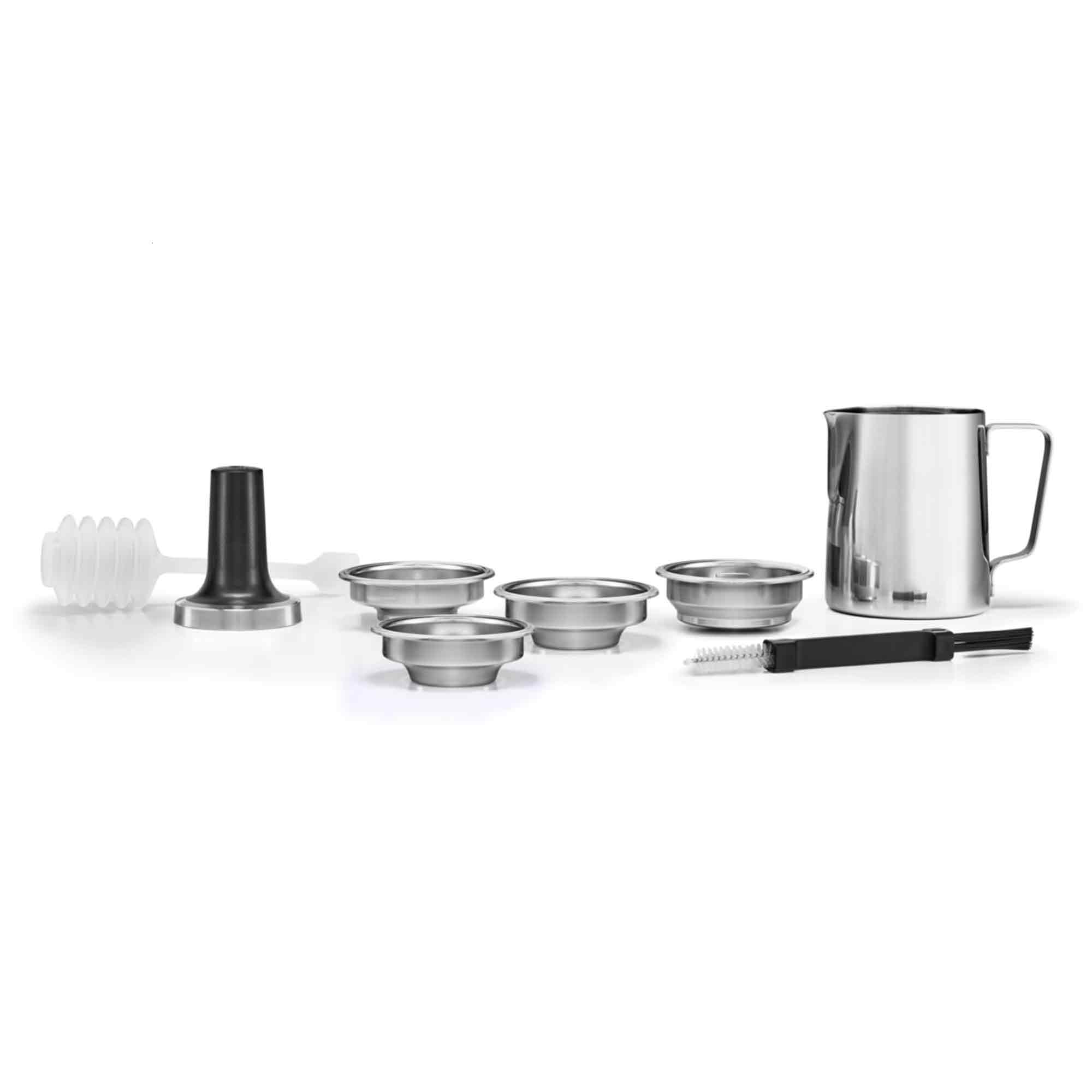 Akcesoria do ekspresu do kawy: kolba, ubijak, dzbanek do mleka, koszyki filtracyjne, szczotka.