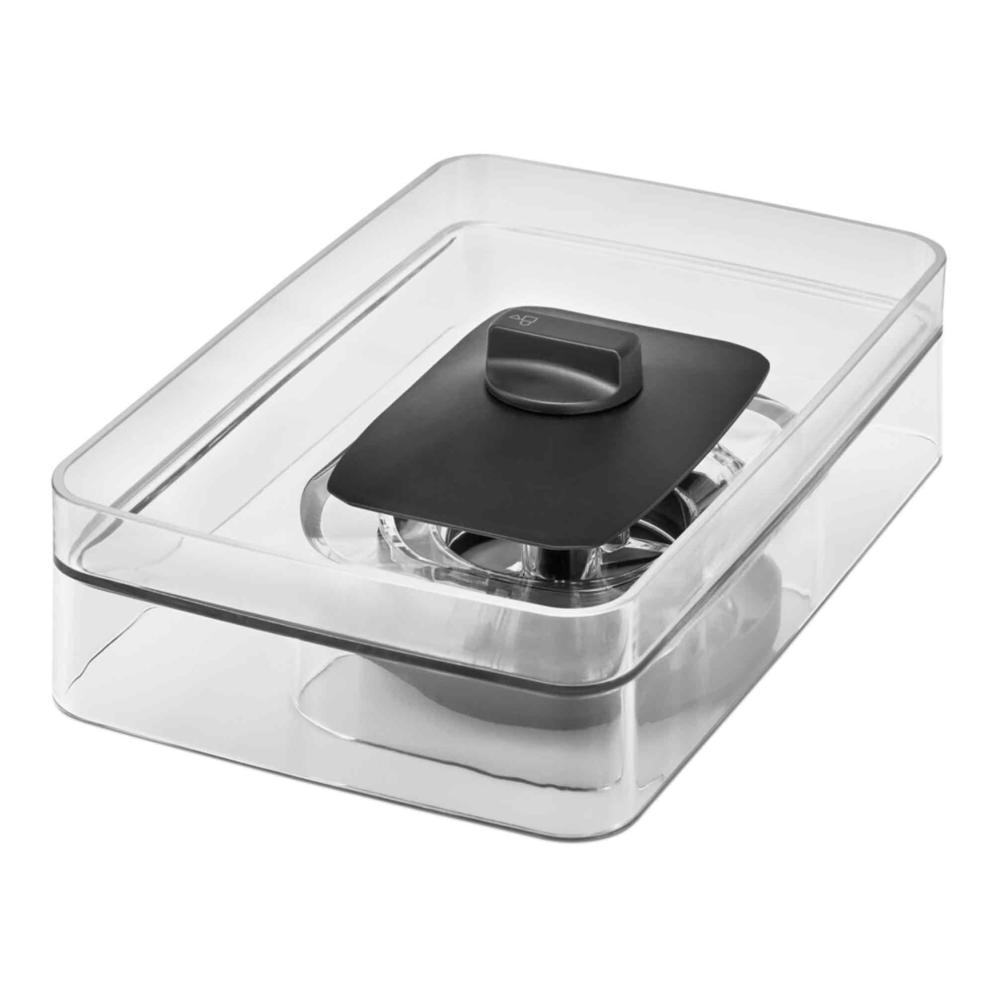 Przezroczysty plastikowy pojemnik z czarną pokrywką i uchwytem na białym tle. Pokrywka ma mały, szary uchwyt.