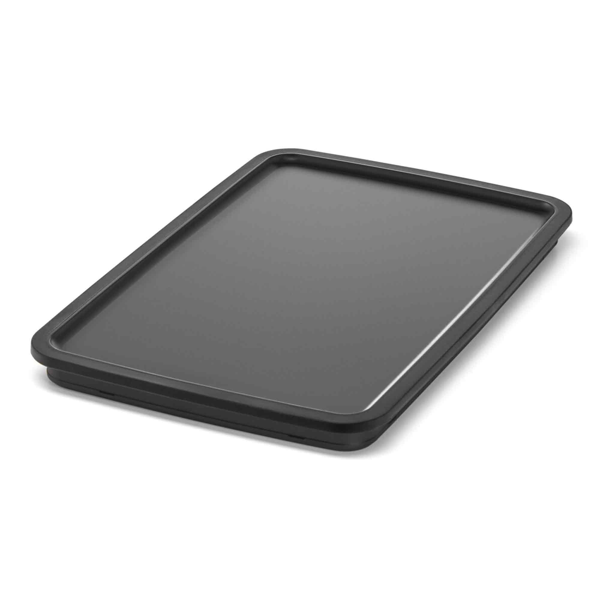 Prostokątna, czarna taca na białym tle. Ma lekko podniesioną krawędź i płaską powierzchnię.