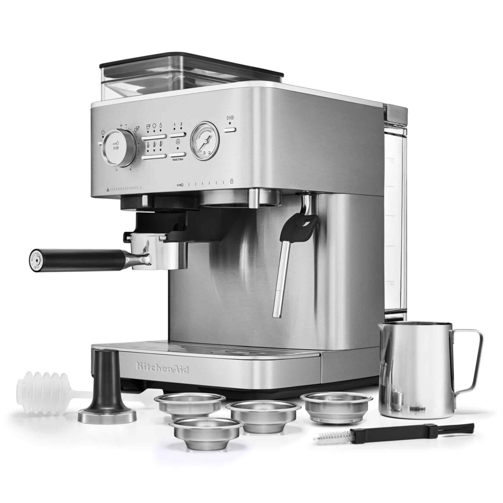 Eine Espressomaschine aus Edelstahl von KitchenAid. Enthält Siebträger, Milchaufschäumer, Tamper, Filter und eine Reinigungsbürste.