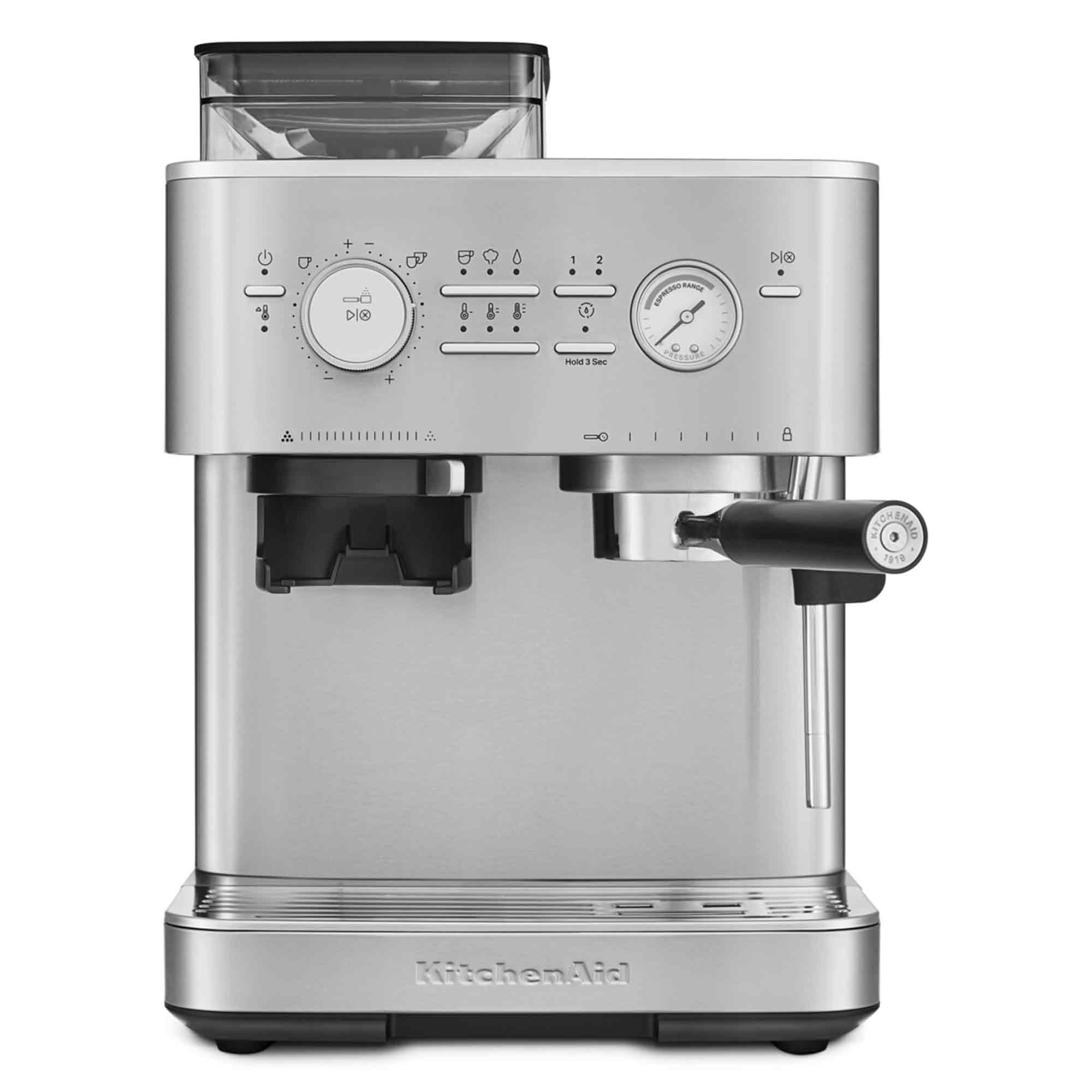 Silberne KitchenAid Espressomaschine. Sie hat eine Mühle, Zifferblätter, Messgeräte und einen Ausguss. KitchenAid-Logo an der Basis.