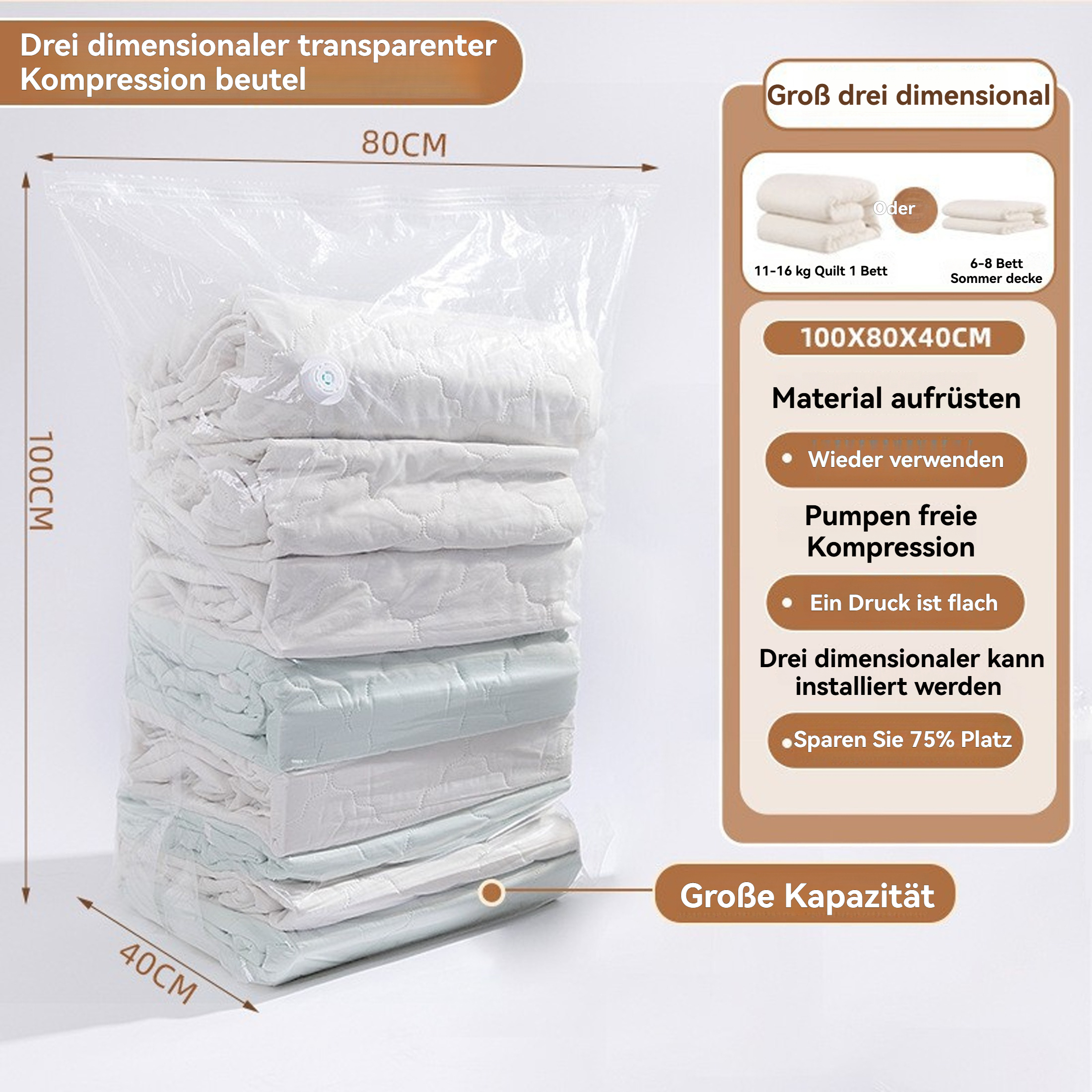 Ein transparenter Kompressionsbeutel gefüllt mit weißer und blauer Bettwäsche. Abmessungen in cm werden angezeigt. Text auf Deutsch.
