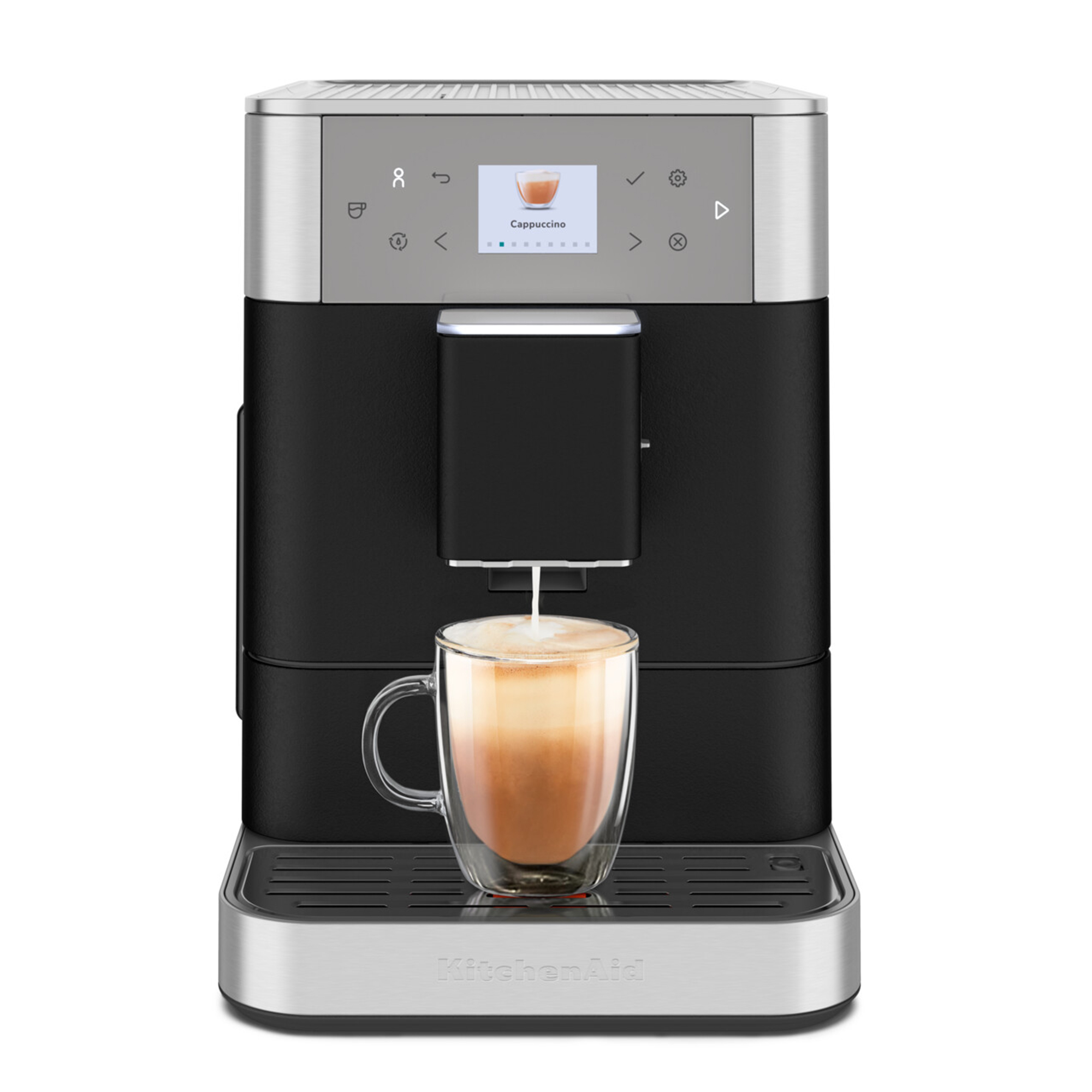 Siyah ve gümüş renkli bir KitchenAid espresso makinesi, bir cam kupaya kapuçino demliyor.
