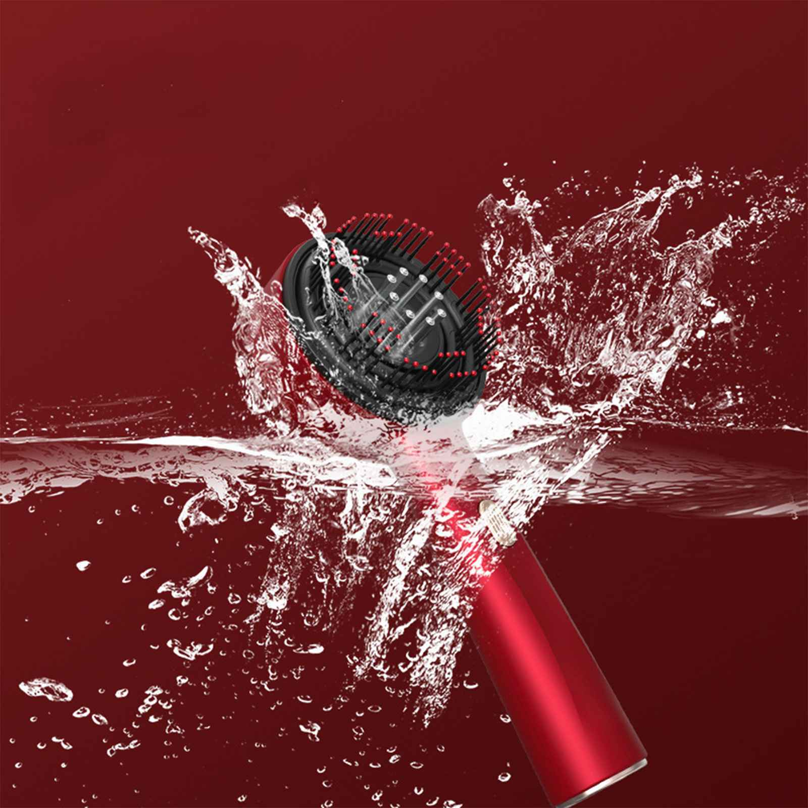 Ein roter Haartrockner, der in Wasser getaucht ist und Spritzer erzeugt. Der Hintergrund ist einfarbig rot.