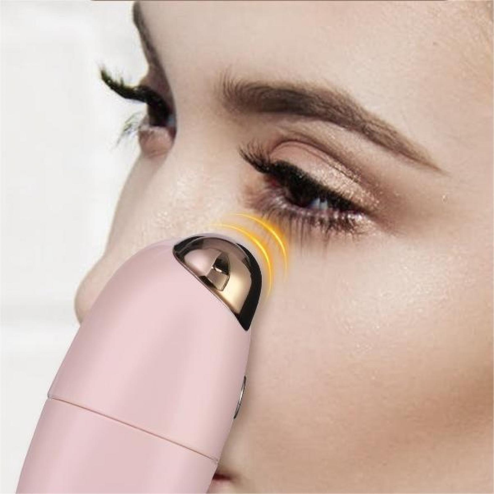 Nahaufnahme eines Frauenauges mit rosa Gerät. Das Gerät sendet gelbe Wellen aus. Auge hat Mascara, Gerät berührt die Haut.