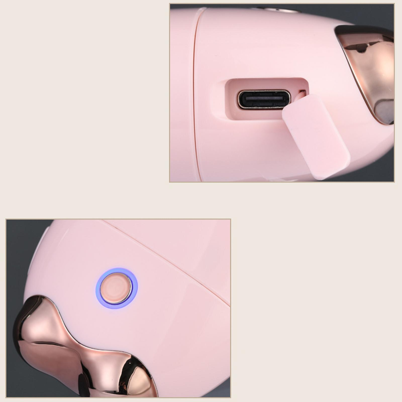 Ein rosa-goldenes Schönheitsgerät. Zeigt den Ladeanschluss mit geöffneter Abdeckung und Netzschalter. Das Gerät befindet sich auf hellem Hintergrund.