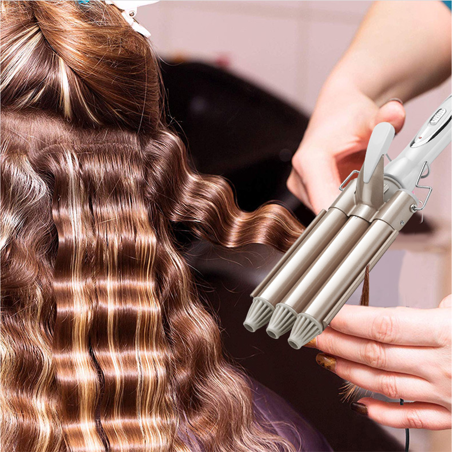 Una persona usa un'arricciacapelli su capelli castani. L'arricciacapelli è argentato e bianco. Lo sfondo è sfocato.