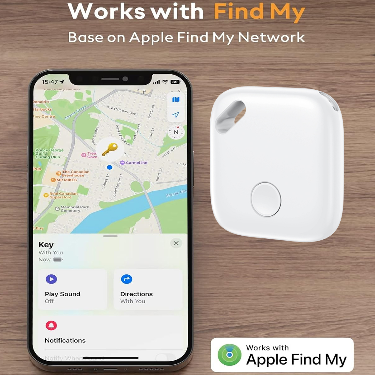 Ein iPhone zeigt eine Karte, ein weißes Ortungsgerät und den Text "Works with Apple Find My".
