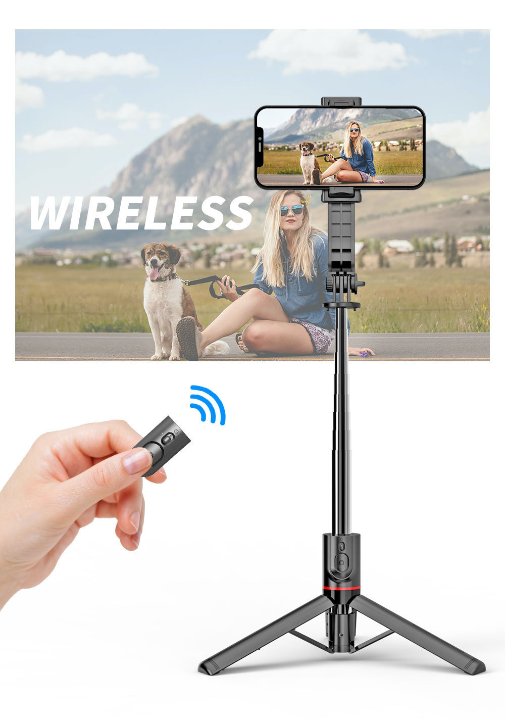 Auf einem Handy-Bildschirm sind eine Frau und ein Hund zu sehen, gehalten von einem Selfie-Stick. Eine Hand hält eine Fernbedienung.