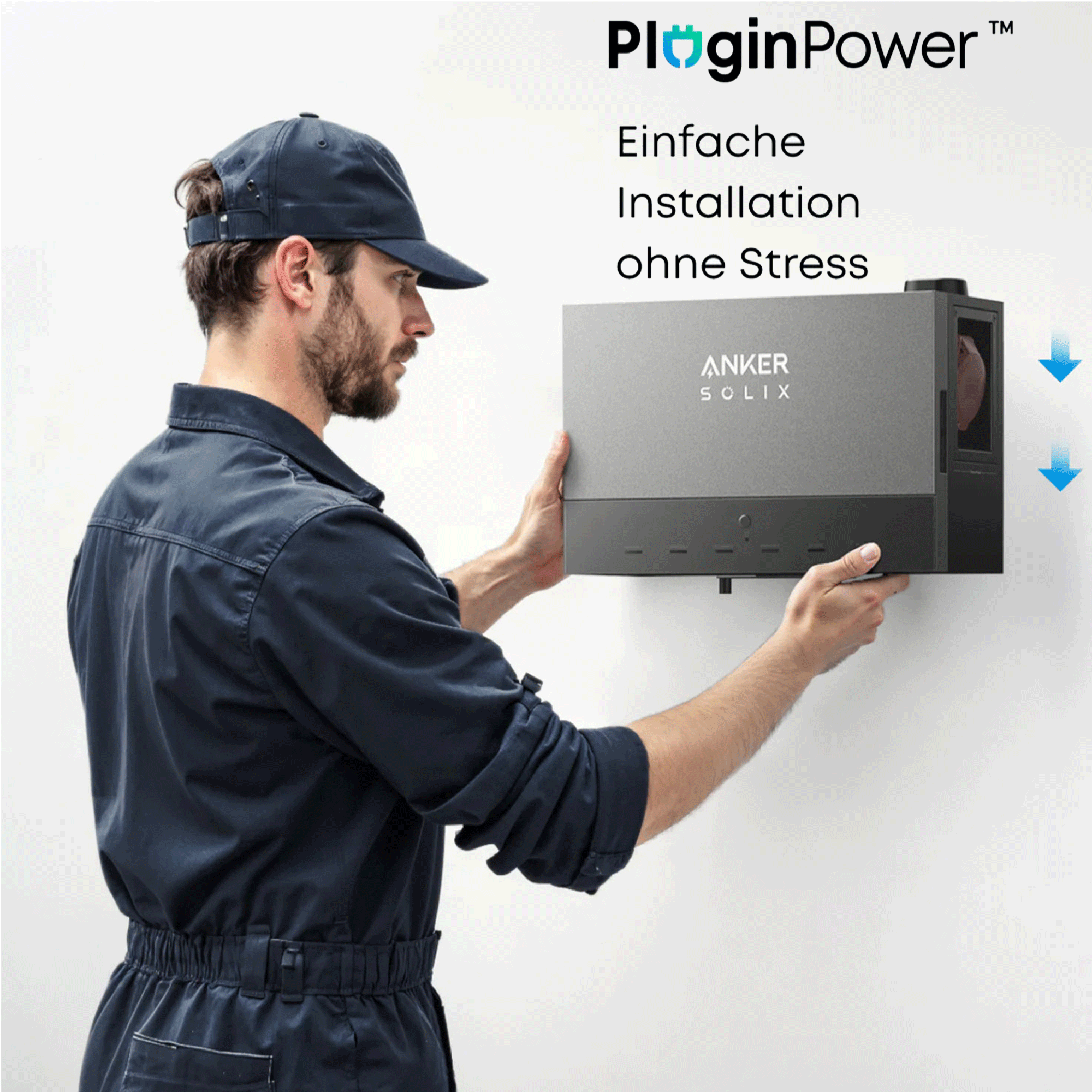 Mann in blauen Overalls installiert ein Anker Solix Gerät an einer weißen Wand, mit PluginPower Logo.