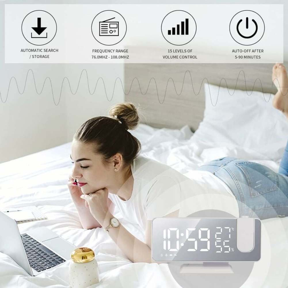 Frau auf Bett mit Laptop und Uhr. Uhr zeigt die Zeit an. Symbole zeigen Radio, Lautstärke, Auto-Off und Speicher.